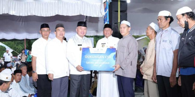 Buka Puasa Bersama Ribuan Warga Batola, Gubernur H Muhidin Serahkan Bantuan CSR Bank Kalsel 