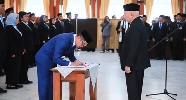 Pelantikan Pejabat Pemprov; Gubernur H. Muhidin Tekankan Pejabat Baru Penguatan Basis Data dan Percepatan Digitalisasi Layanan Publik